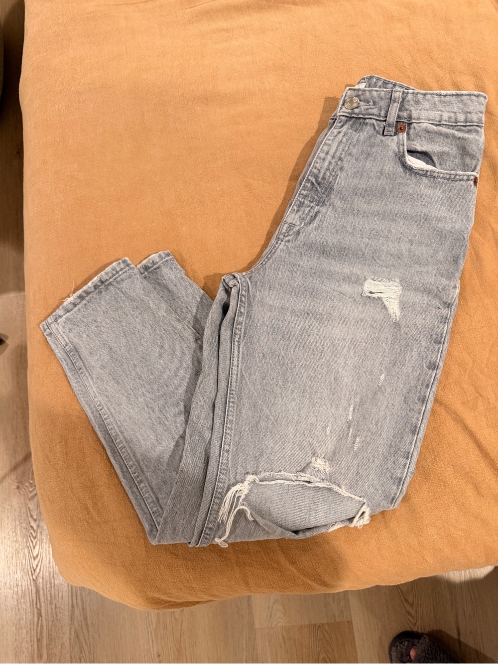 Zara High-Rise Distressed Women’s Jeans — Light Gray